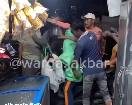 Viral Ojol Dipukul Opang di Stasiun Duri, Polisi Amankan Dua Pelaku. (Foto/instagram @warga.jakbar)