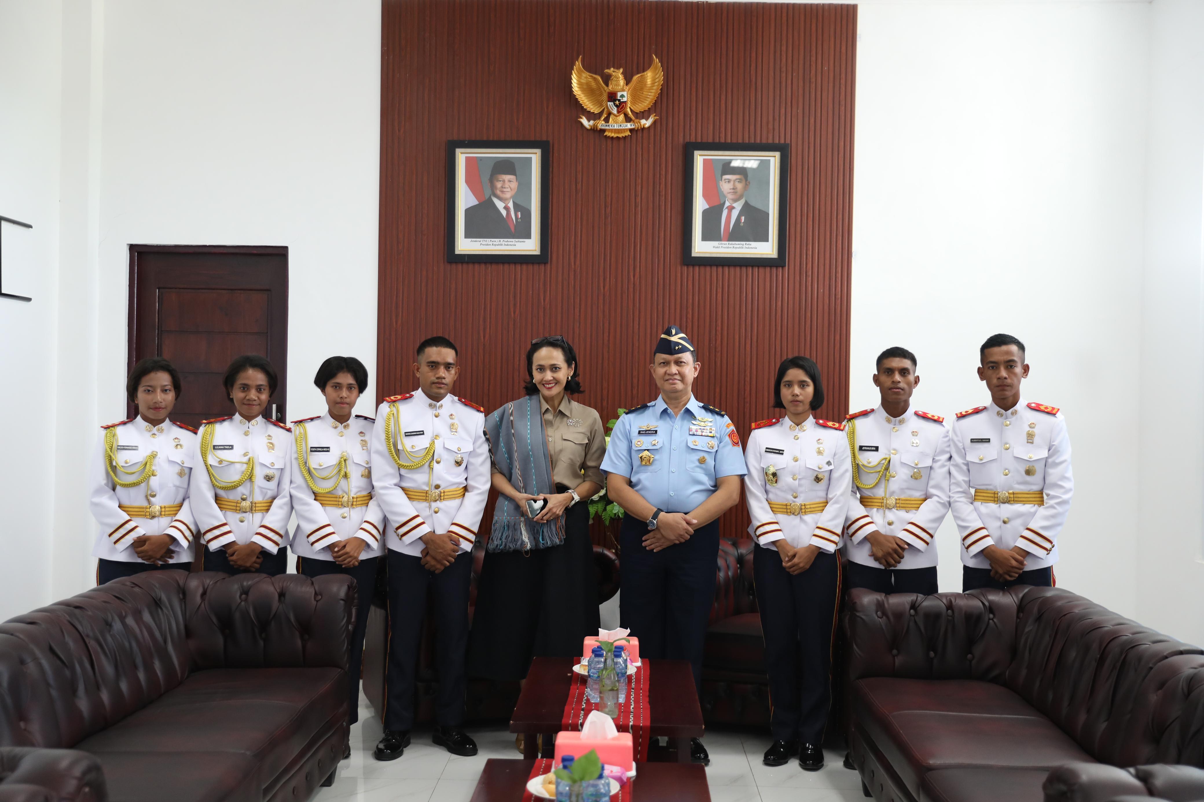 Wakil Menteri Pelindungan Pekerja Migran Indonesia (Wamen P2MI), Christina Aryani, mengunjungi Politeknik Pertahanan Ben Mboi, NTT. (BeritaNasional/Elvis/HO KP2MI)