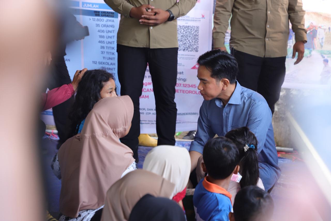 Wakil Presiden Republik Indonesia Gibran Rakabuming, berdialog dengan warga pengungsi di Kecamatan Palembayan, Kabupaten Agam, Sumatera Barat. (Foto/BNPB)