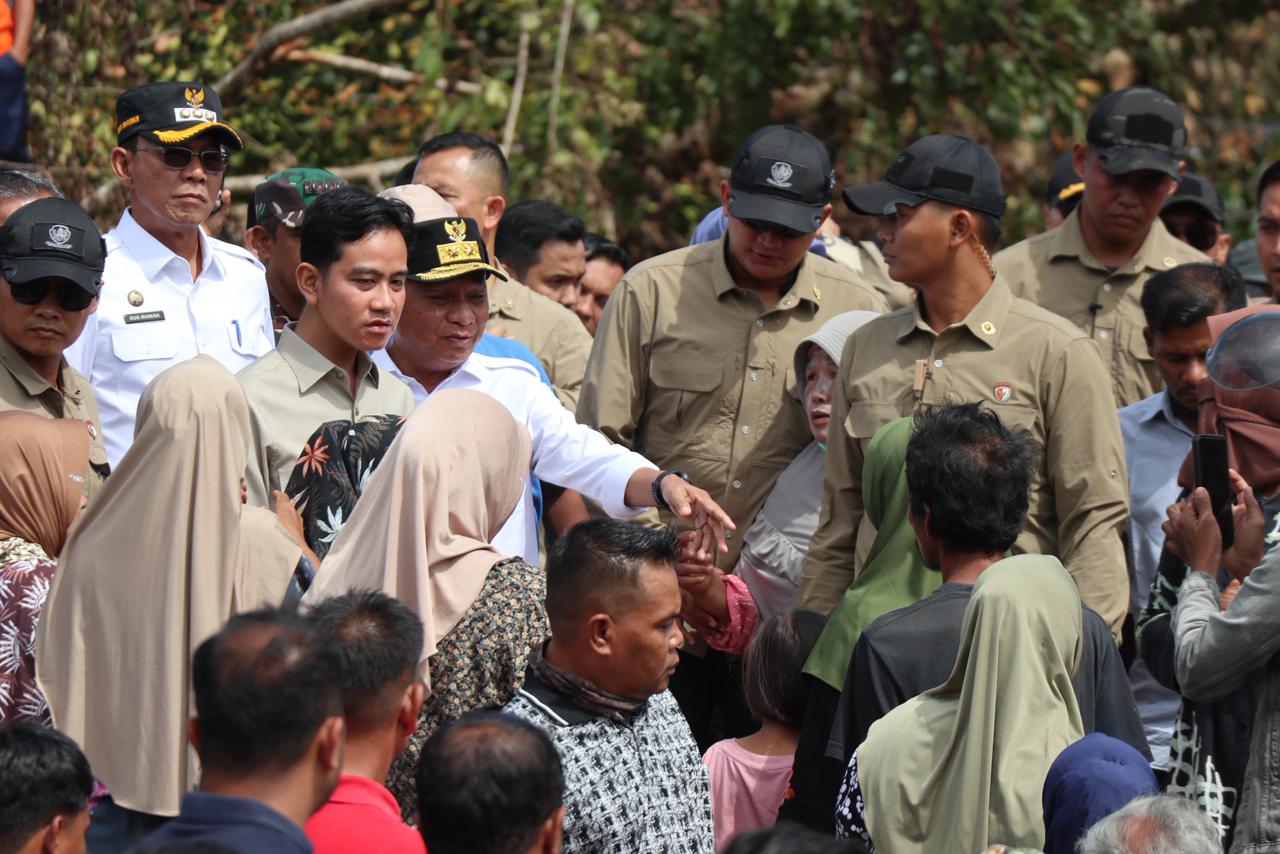 Wakil Presiden RI Gibran Rakabuming Raka meninjau lokasi terdampak bencana hidrometeorologi basah di Kabupaten Tapanuli Selatan. (Foto/BNPB)