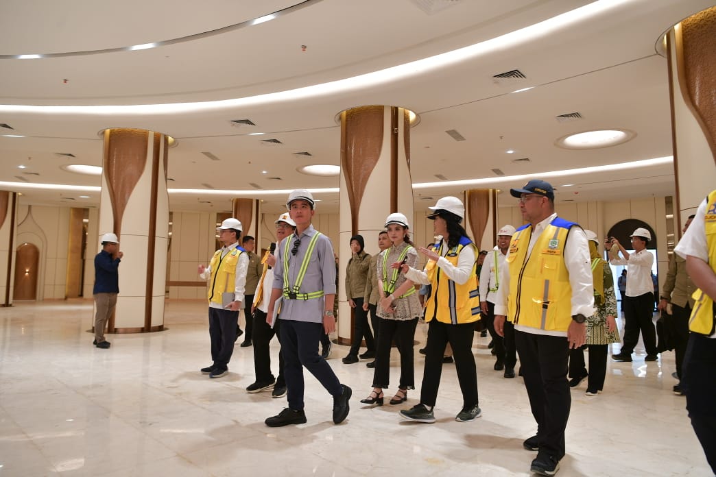 Wapres Gibran Rakabuming meninjau pembangunan Masjid Negara Ibu Kota Nusantara (IKN), Kalimantan Timur. (BeritaNasional/Elvis/HO Setwapres)