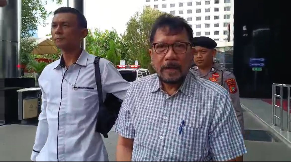 Terpidana mafia kasus di MA Zarof Ricar datangi KPK. (BeritaNasional/Panji)