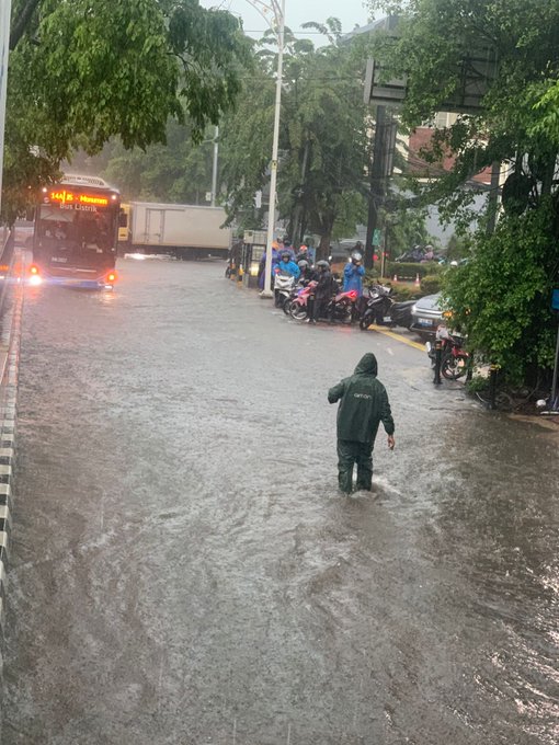 Transjakarta koridor 14 yang tergenang banjir, Senin (12/1/2026). (BeritaNasional/X PT Transjakarta)