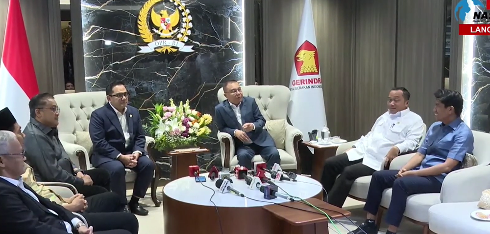 Pimpinan DPR RI bersama pimpinan Komisi II DPR RI menggelar pertemuan dengan Menteri Sekretaris Negara (Mensesneg) Prasetyo Hadi selaku perwakilan pemerintah. (BeritaNasional TV)