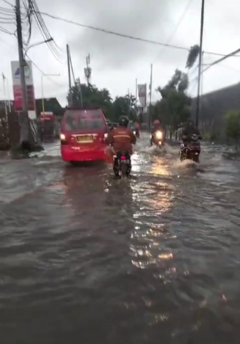 Rute Jak 79 di Cengkareng, Jakarta Barat yang tergenang banjir, Senin (12/1/2026). (BeritaNasional/X PT Transjakarta)