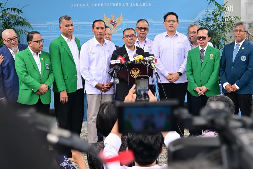 Mendiktisaintek Brian Yuliarto (tengah) bersama sejumlah rektor di Istana Negara. (BeritaNasional/BPMI Setpres)