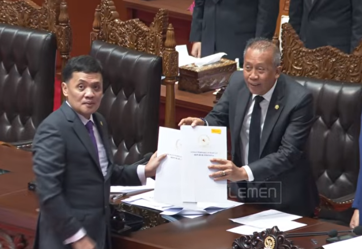 Ketua Komisi III DPR menyerahkan 8 Poin Percepatan Reformasi Polri di Paripurna DPR. (BeritaNasional/YouTube DPR RI)