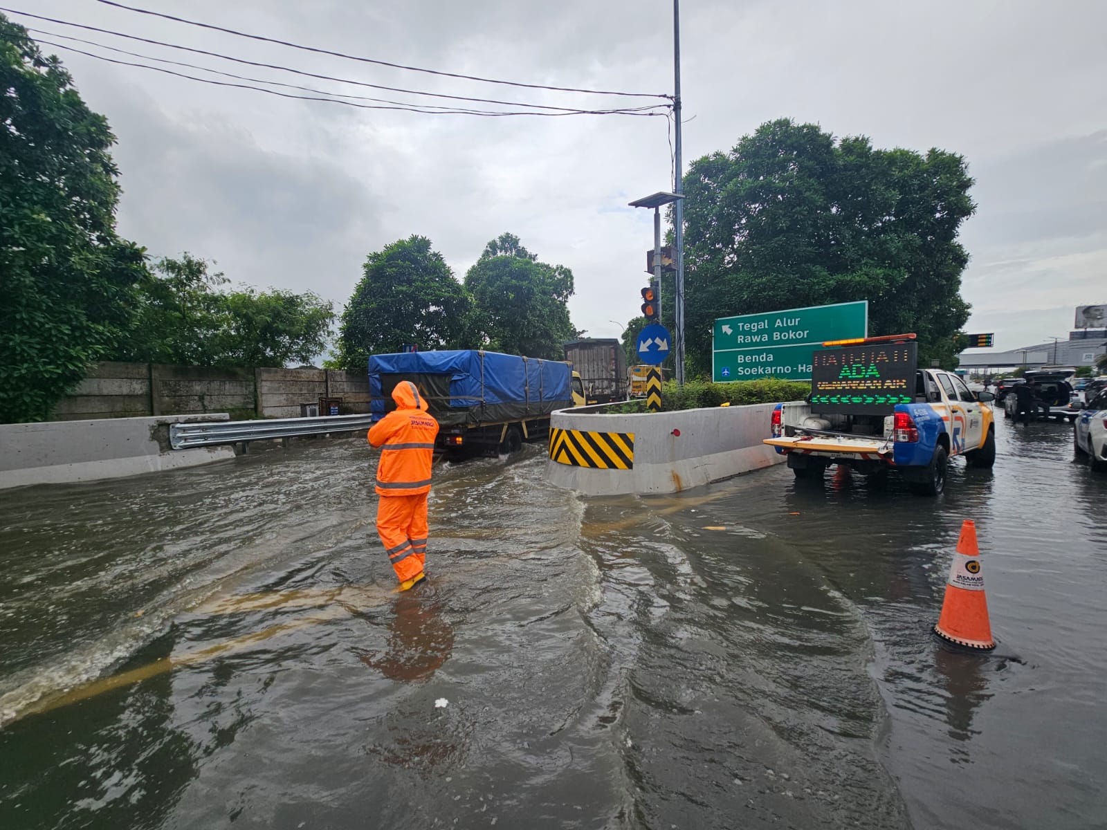 Air Masih Menggenang di Tol Sedyatmo Menuju Bandara. (Foto/Jasa Marga)