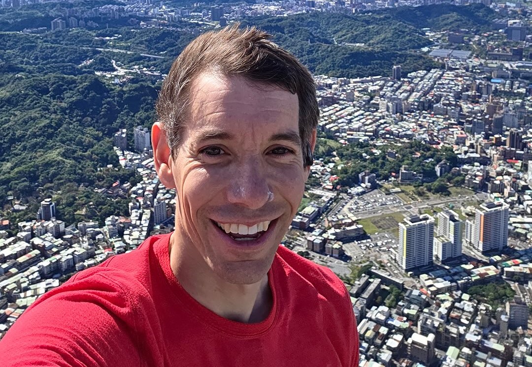 Aksi Menegangkan, Alex Honnold Panjat Gedung Taipei 101 Tanpa Pengaman dalam 95 Menit. (Foto/Instagram Netflix)