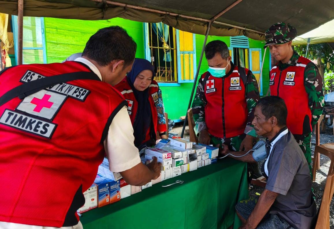 Satgas Gulbencal melayani kesehatan bagi warga Kabupaten Tapanuli Tengah yang terdampak bencana.  (BeritaNasional/Elvis/HO Dispenad)