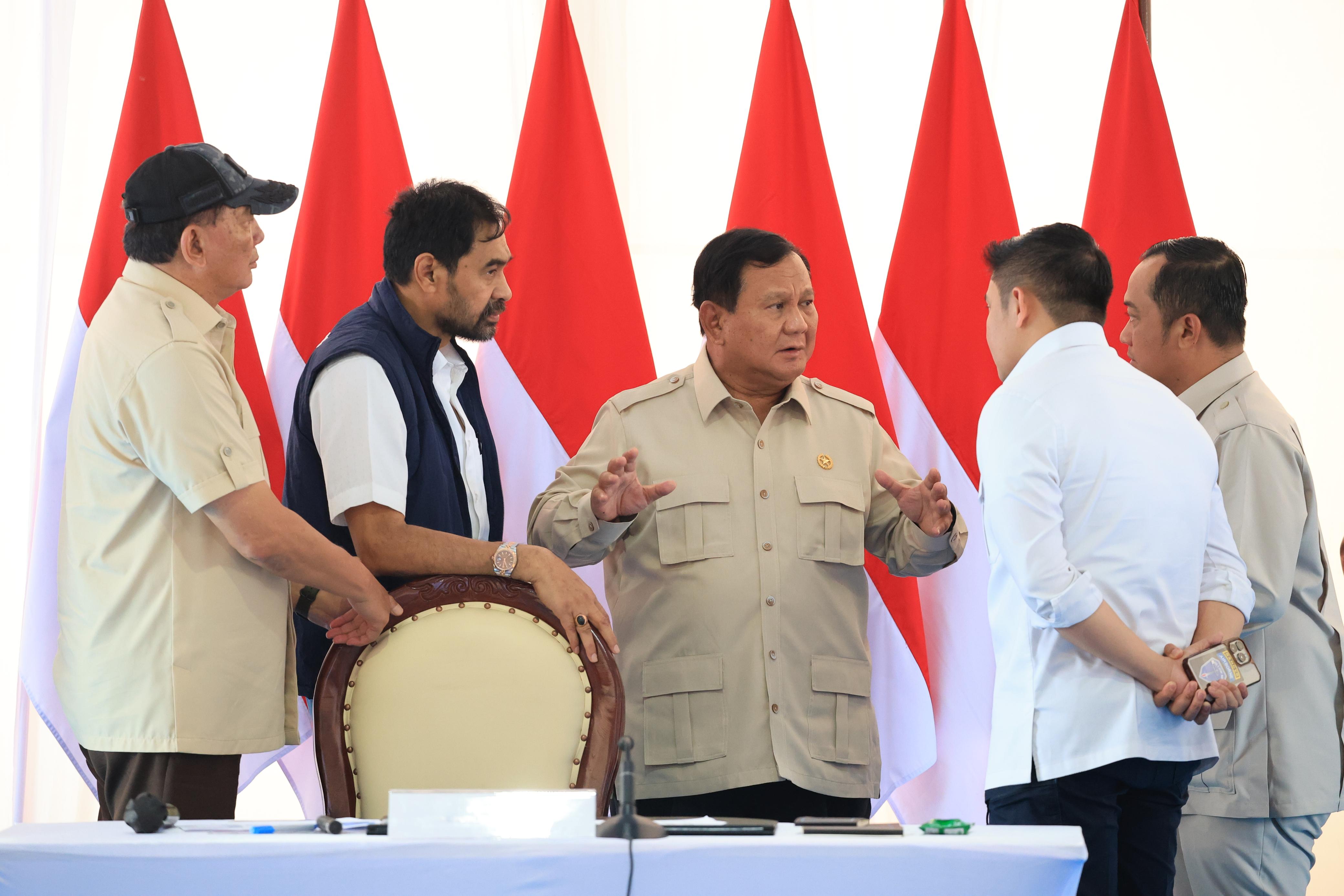 Presiden Prabowo Subianto berkoordinasi dengan menteri dan gubernur Aceh. (BeritaNasional/Setpres)