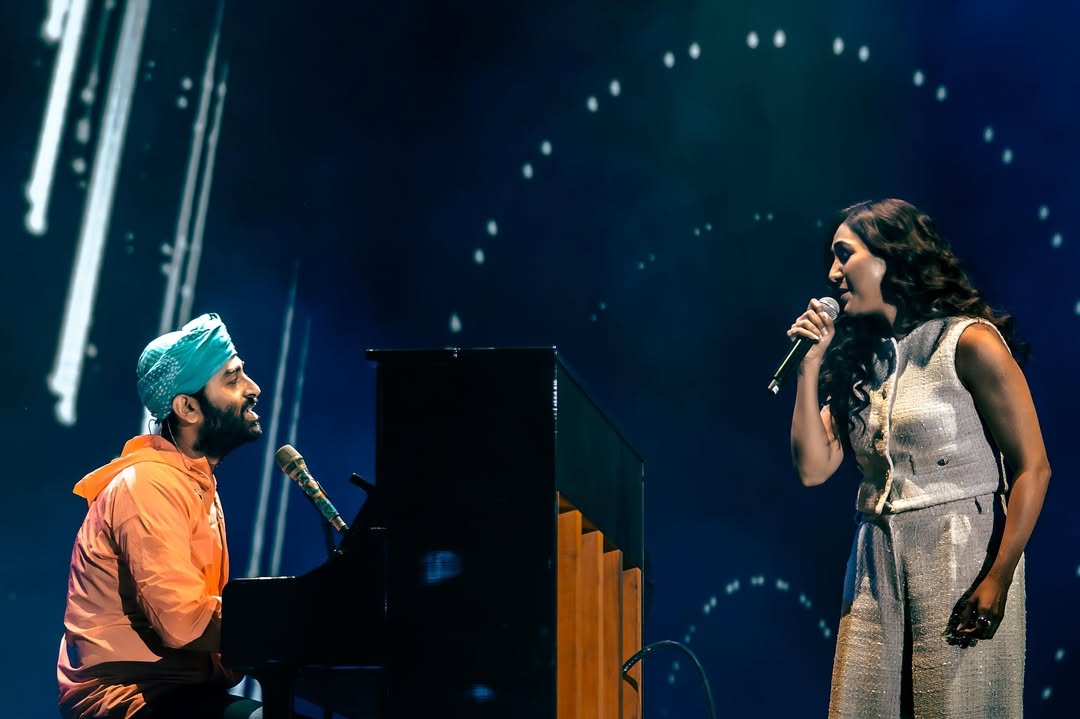 Penyanyi Arijit Singh (kiri) saat menggelar konser. (Foto/Instagram)