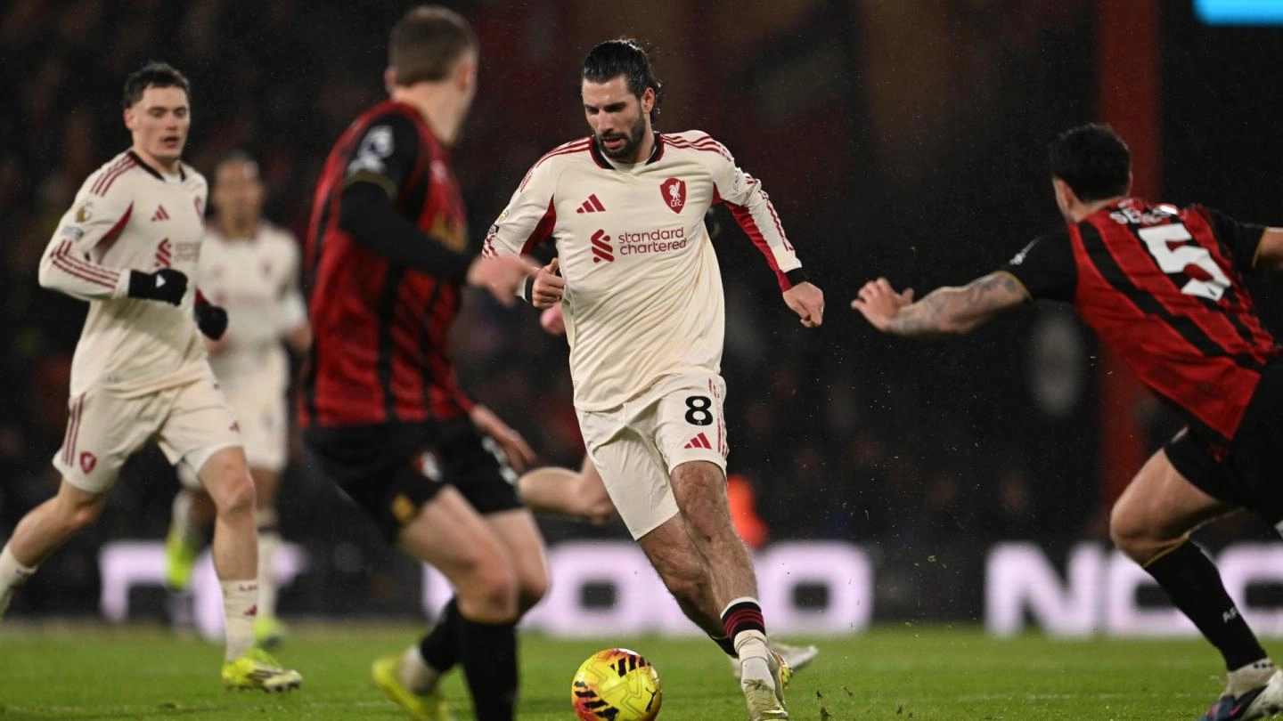 Penggawa Liverpool Dominik Szoboszlai berusaha melawati para pemain Bournemouth. (Foto/Dok Liverpool)