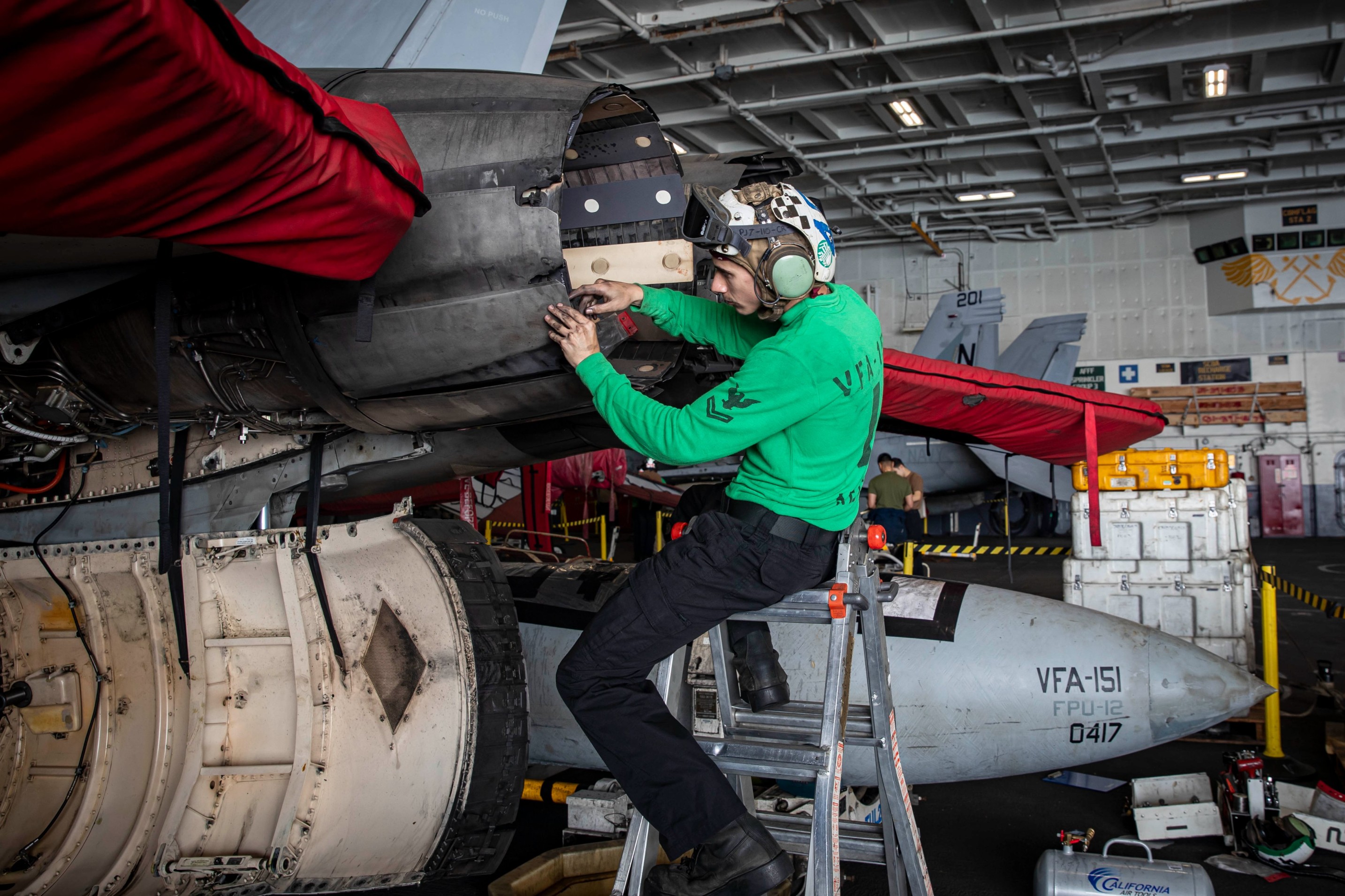 Perawatan rutin USS Abraham Lincoln sebelum bertolak ke Timur Tengah. (BeritaNasional/X CENTCOM)