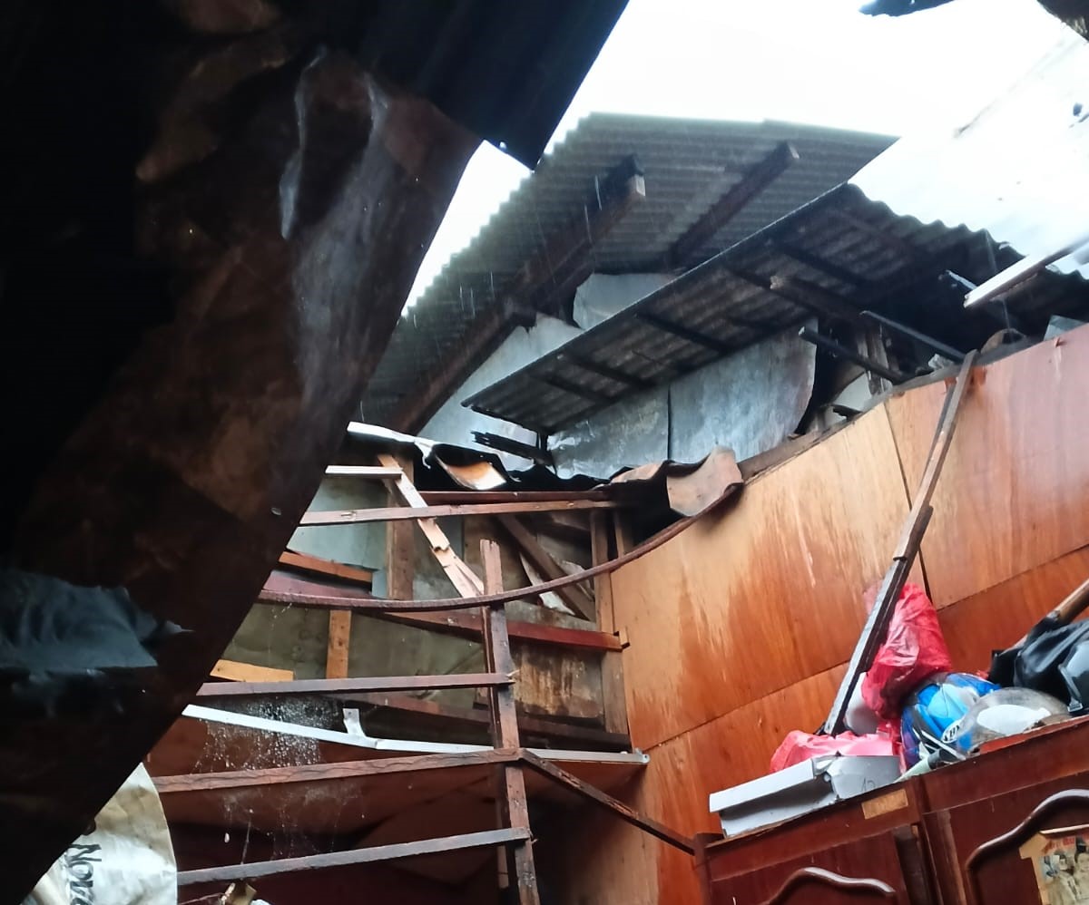 Atap rumah roboh di Matraman, Jaktim. (Foto/Istimewa)