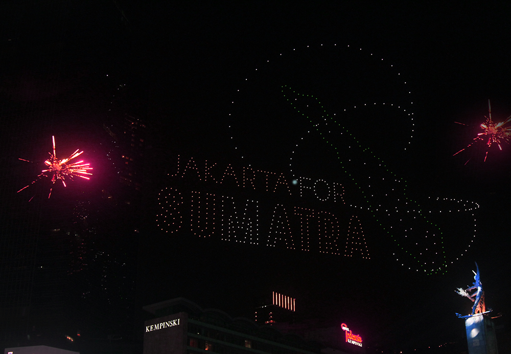 Atraksi drone hiasi langit Jakarta membentuk tulisan Jakarta For Sumatera. (BeritaNasional/Elvis Sendouw)