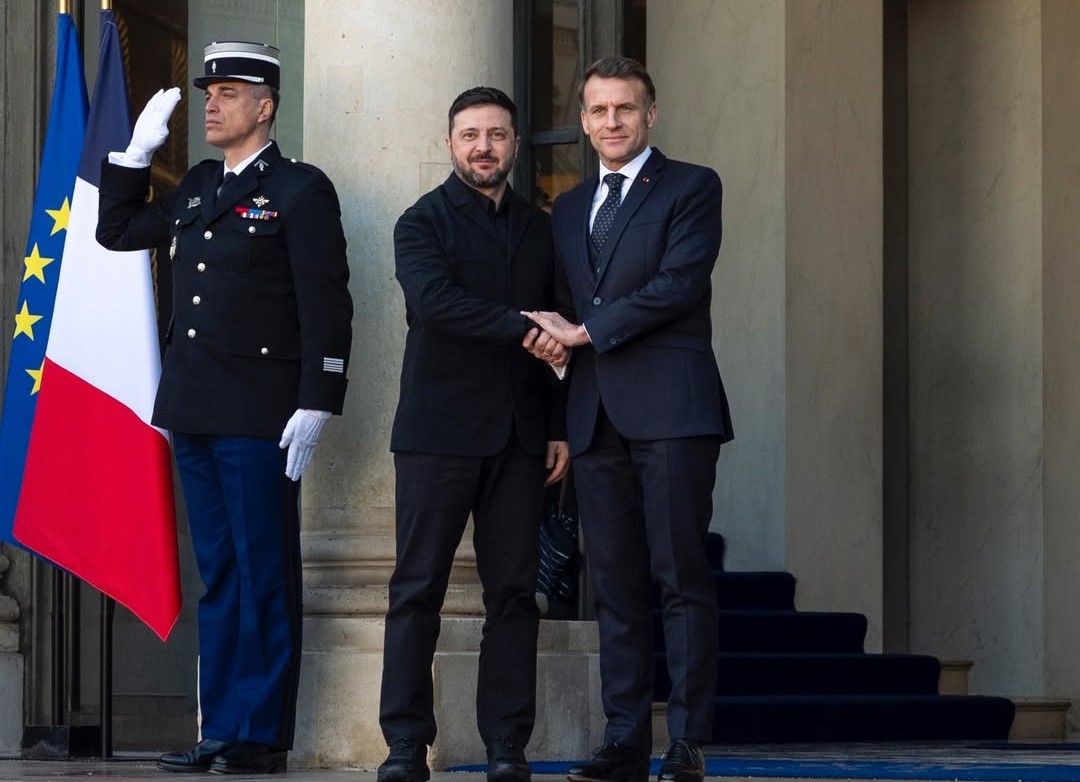 Presiden Prancis Emmanuel Macron (kanan) bertemu dengan Presiden Ukraina Zelensky. (Foto/Instagram)