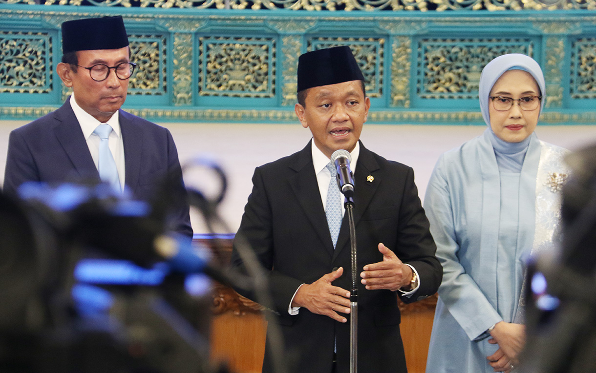 Menteri ESDM sekaligus Ketua Harian Dewan Energi Nasional Bahlil Lahadalia (kedua kanan) didampingi anggota Dewan Energi Nasional Sripeni Inten Cahyani (kanan) memberikan keterangan usai pelantikan Dewan Energi Nasional (DEN) di Istana Negara, Jakarta, Rabu (28/1/2026).(Beritanasional.com/Oke Atmaja)