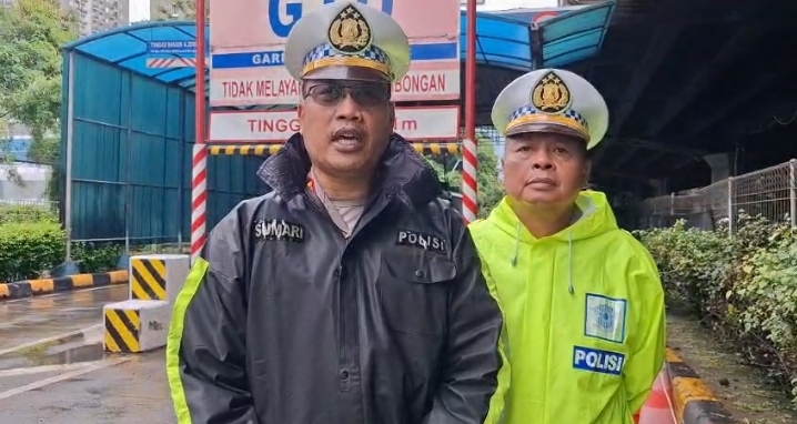 Kainduk Jaya 2 Sat PJR Polda Metro Jaya, AKP Sumari umumkan diskresi motor masuk Tol Wiyoto Wiyono, Minggu (18/1/2026). (BeritaNasional/Bachtiarudin)