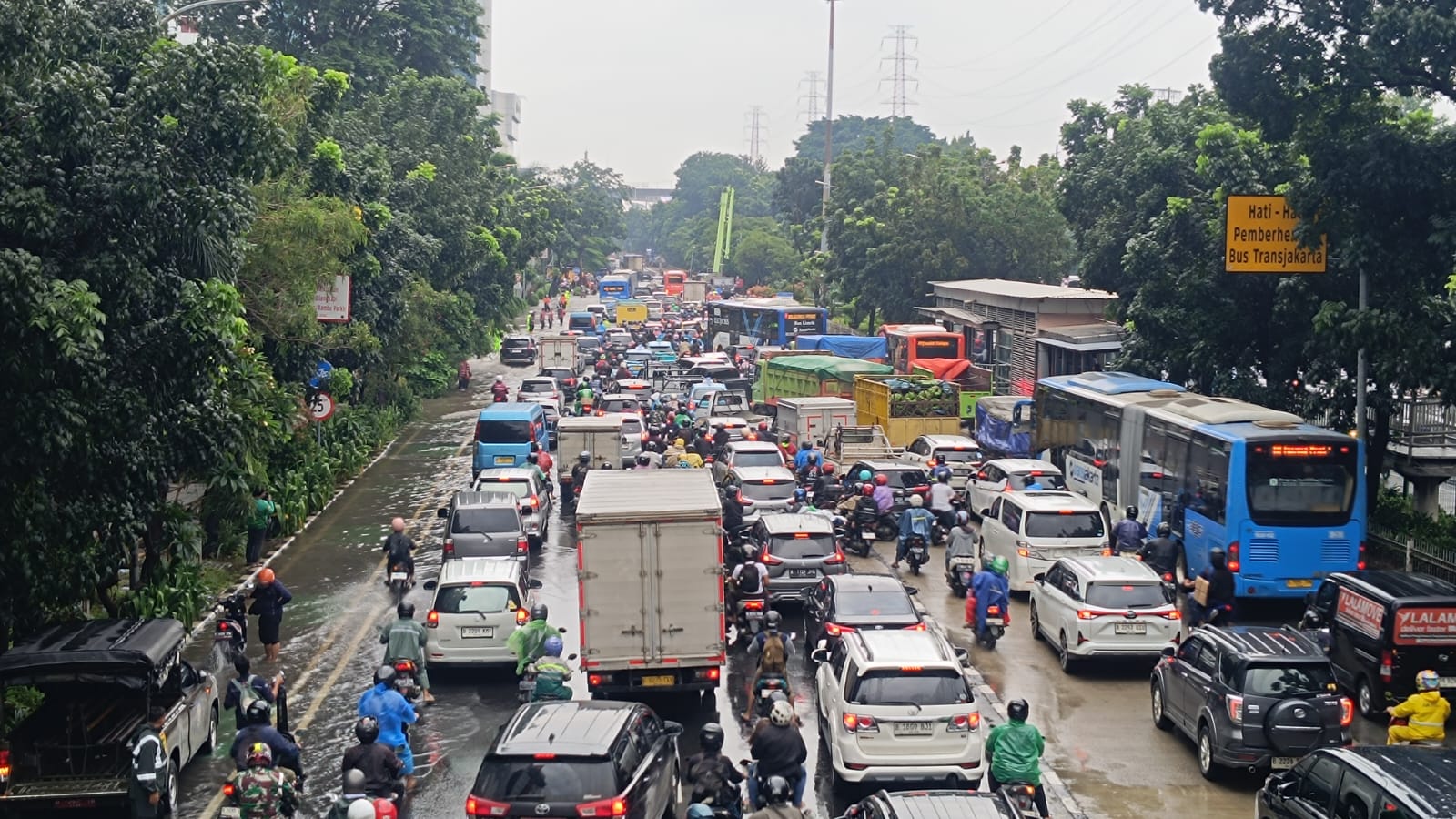 Kondisi jalan DI Pandjaitan, Jakarta Timur. (foto/ist)
