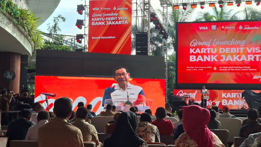 Momen Gubernur DKI resmikan peluncuran kartu debit visa Bank Jakarta. (BeritaNasional/Lydia)