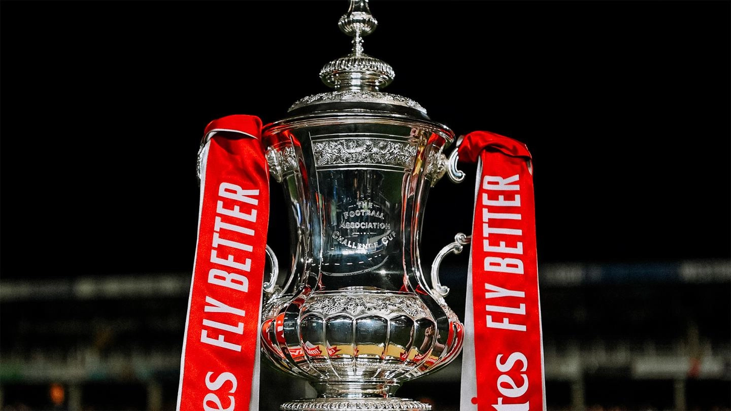 Trofi turnamen Piala FA. (Foto/liverpoolfc.com)