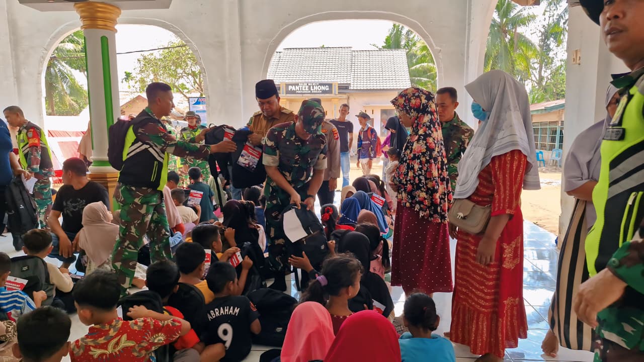 TNI Angkatan Darat menyalurkan bantuan pendidikan berupa tas sekolah dan alat tulis bagi anak-anak yang terdampak banjir di Kabupaten Bireuen. (BeritaNasional/Elvis/HO Dispenad)