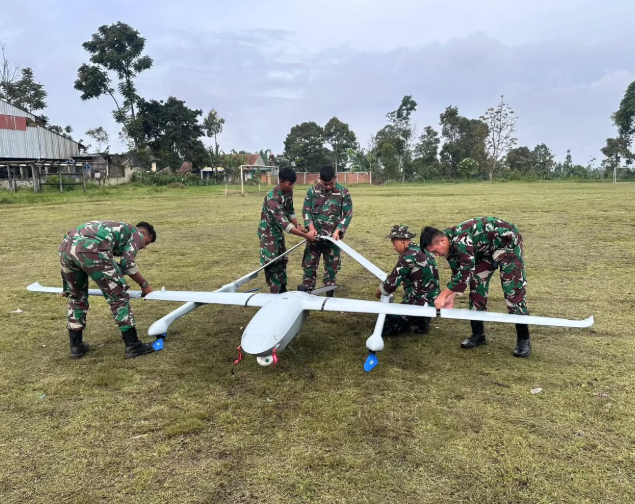 TNI AU kerahkan drone Avia Hybrid dalam operasi pencarian korban longsor di Cisarua, Bandung Barat. (BeritaNasional/TNI AU)