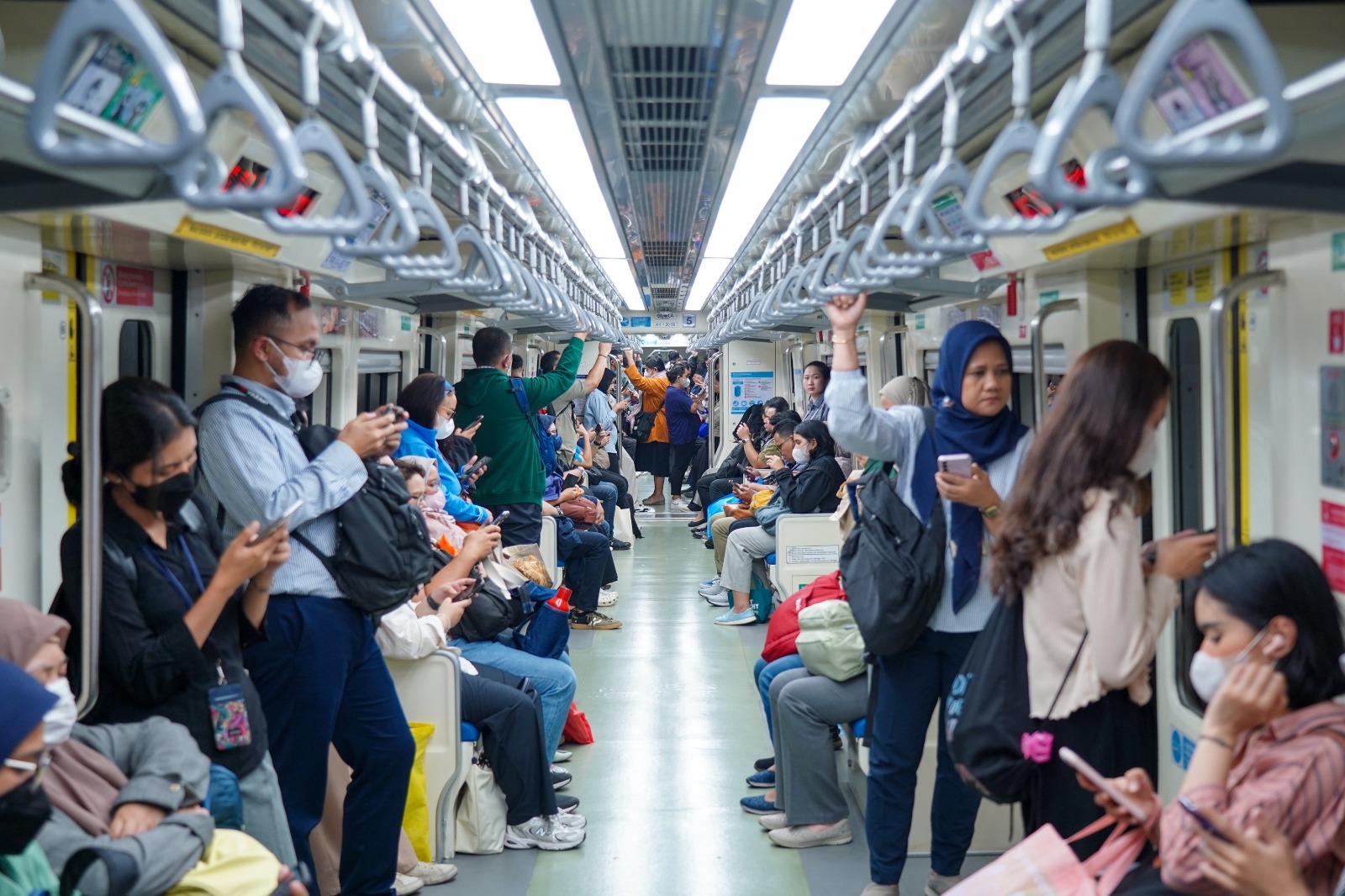 Suasana penumpang di LRT Jakarta. (Foto/dok LRT)
