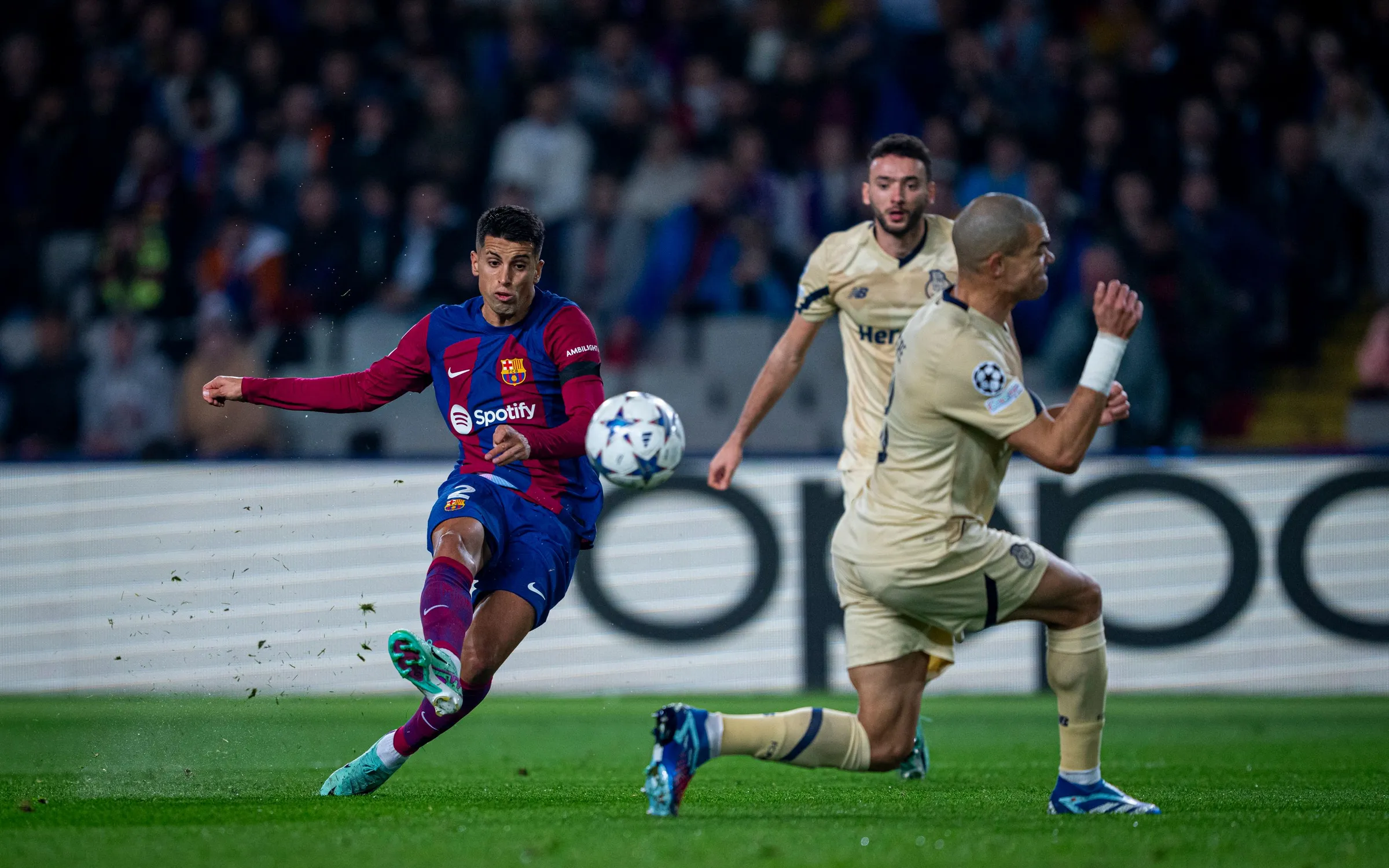 Joao Cancelo (kiri) saat masih berseragam Barcelona. (Foto/Dok Barcelona FC))