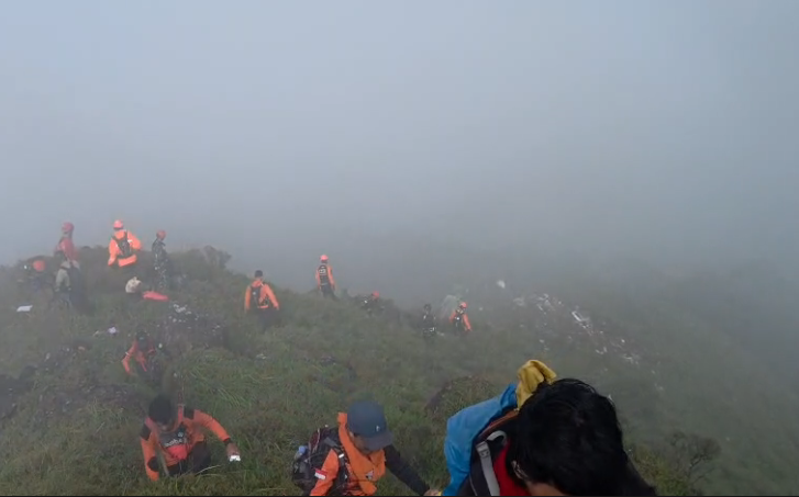 Basarnas fokus pencarian korban pesawat ATR 42-500 di Bukit Bulusaraung, Pangkep, Sulsel, Minggu (18/1/2026). (BeritaNasional/Basarnas)