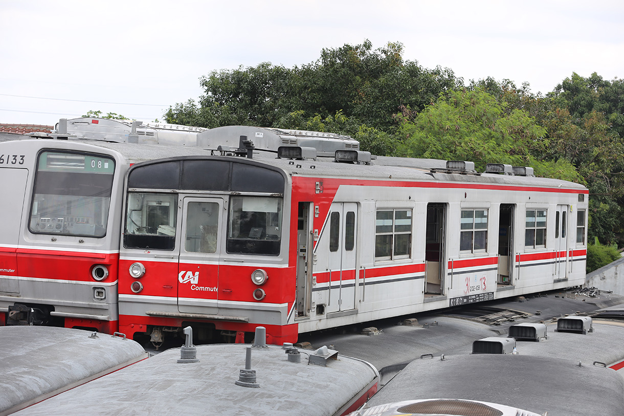 Sejumlah bangkai gerbong kereta di Dipo, Depok, Jawa Barat, Selasa (27/1/2026).  (Beritanasional.com/Oke Atmaja)