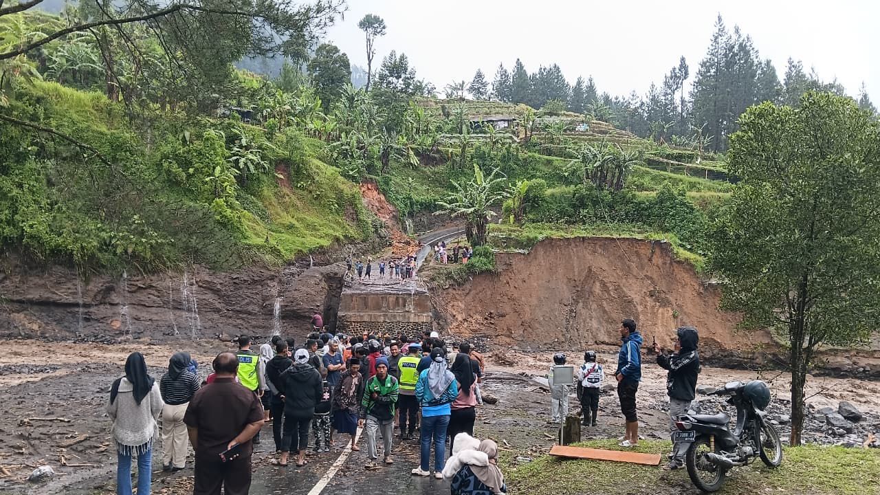 Jalan terputus akibat bencana di lereng Gunung Slamet, Jateng. (BeritaNasional/BNPB)