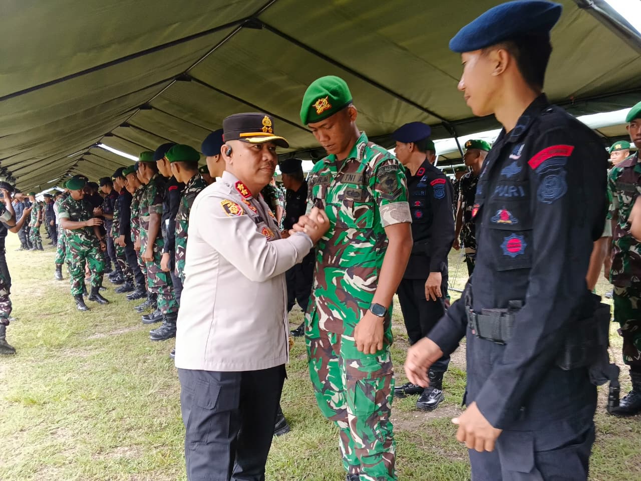 Bentrok TNI-Brimob imbas pertandingan futsal di Buton berakhir damai. (BeritaNasional/Dispenad)