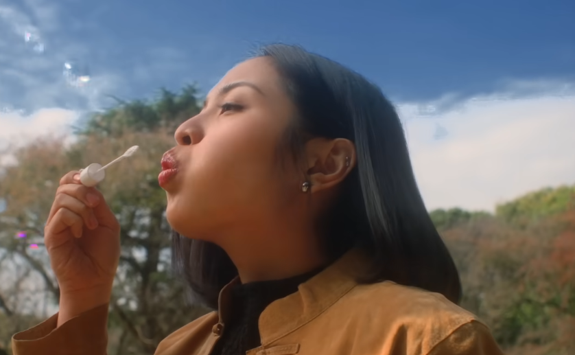 Tangkapan layar klip video Kita Buat Menyenangkan oleh Bernadya. (Foto/YouTube)