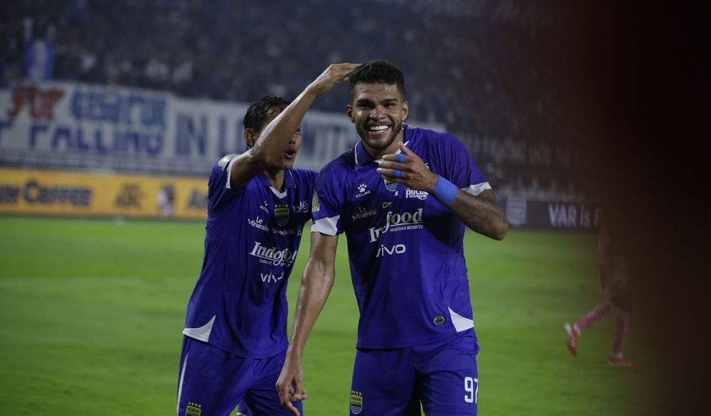 Pemain Persib Bandung berselebrasi usai mencetak gol ke gawang PSBS Biak. (Foto/Dok Persib)