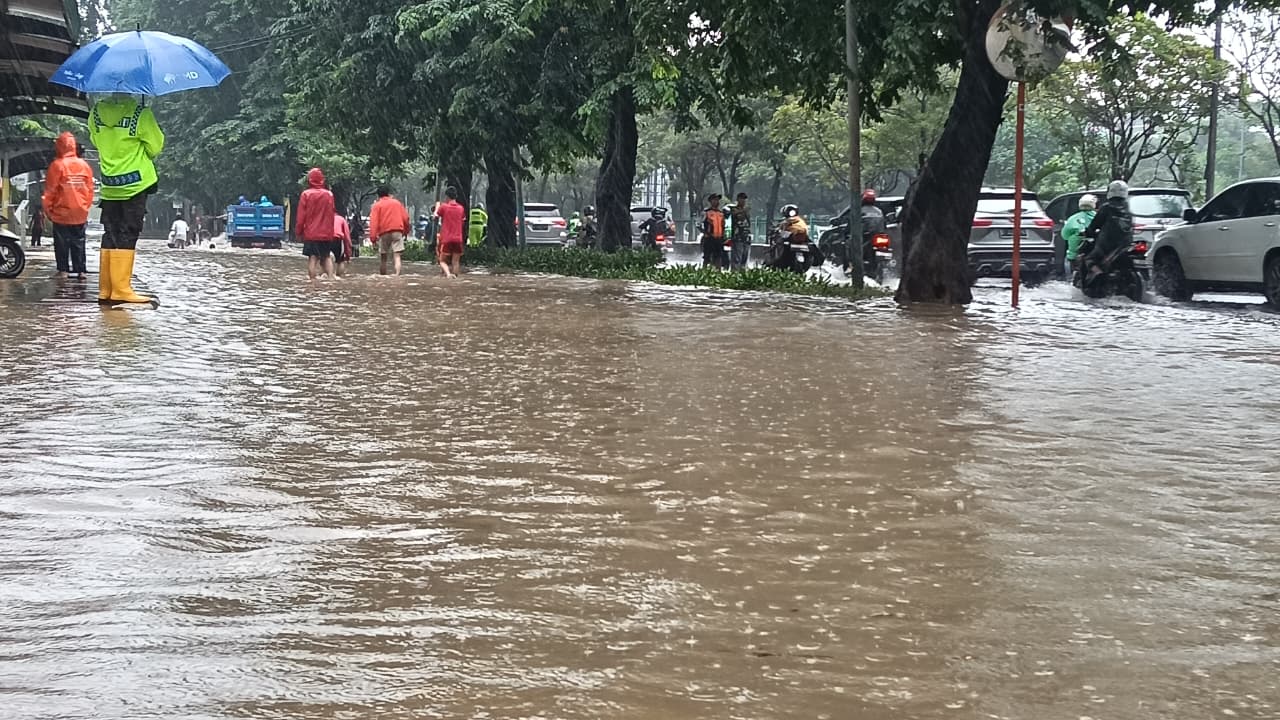 Sejumlah ruas jalan di Jakarta tergenang banjir. (BeritaNasional/Oke Atmaja)