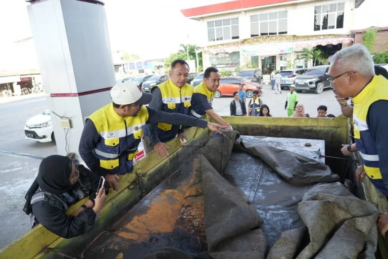 BPH Migas dan Pertamina Patra Niaga temukan penyelewengan BBM subsidi di SPBU Lhokseumawe, Aceh. (BeritaNasional/BPH Migas)
