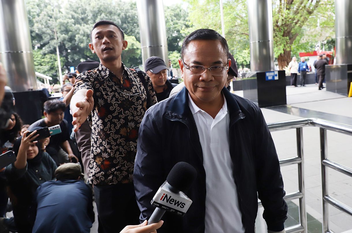 Bupati Pati Sudewo (tengah) dikawal petugas setibanya di Gedung Merah Putih KPK, Jakarta, Selasa (20/1/2026). (Beritanasional.com/Oke Atmaja)