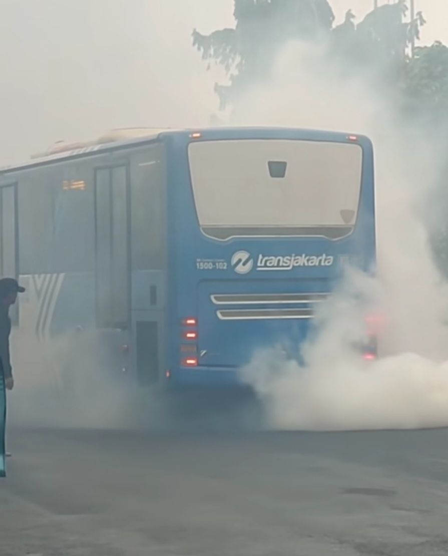 Bus Transjakarta keluarkan asap tebal di Cibubur. (BeritaNasional/tangkapan layar)