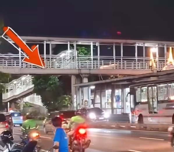 Bus Transjakarta menghadang mobil pribadi yang melawan arah. (Foto/Istimewa)