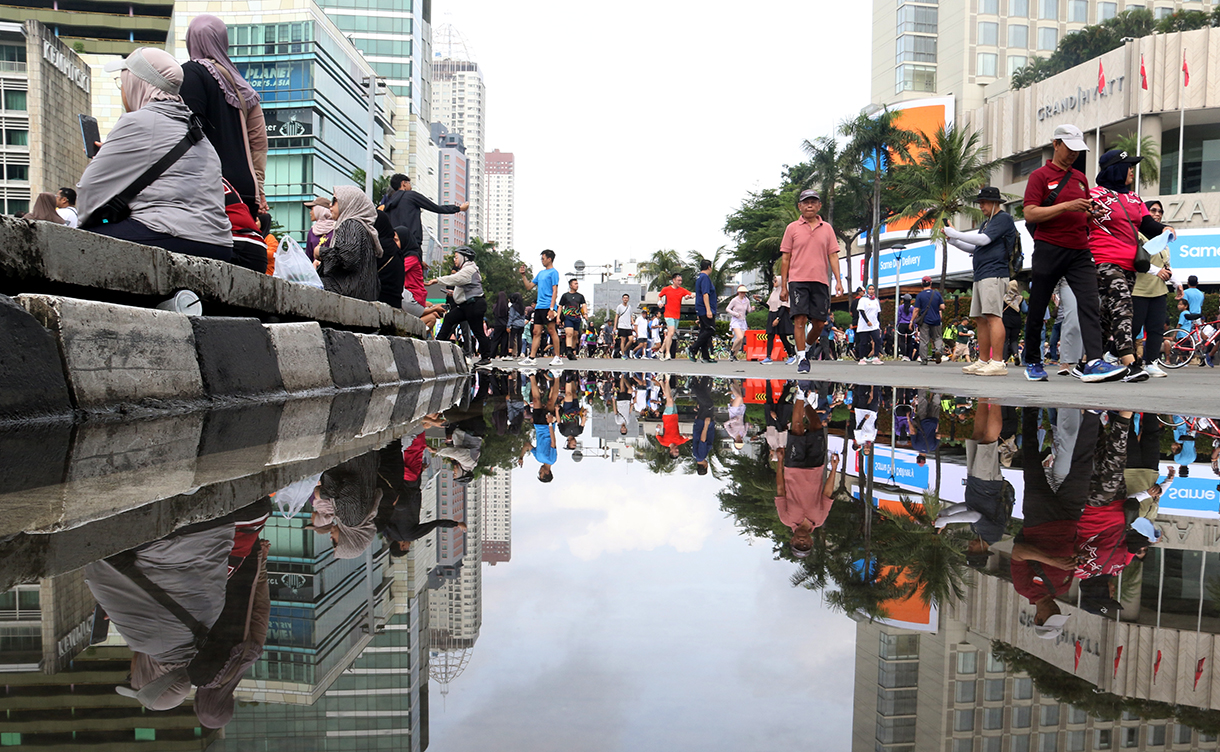 Warga berolahraga saat Hari Bebas Kendaraan Bermotor (HBKB) di Jalan Jenderal Sudirman, Jakarta, Minggu (4/1/2026). (Beritanasional.com/Oke Atmaja)