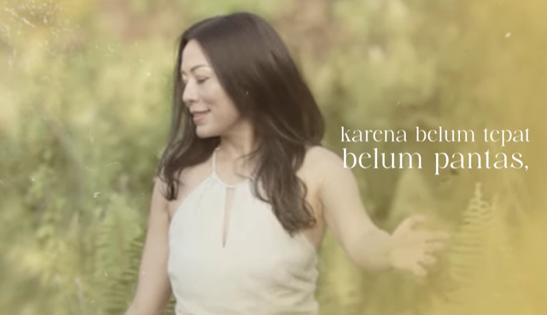 Dee Lestari rilis single pembuka album ketiganya, (Jangan) Jatuh Cinta. (BeritaNasional/YouTube Dee Lestari)