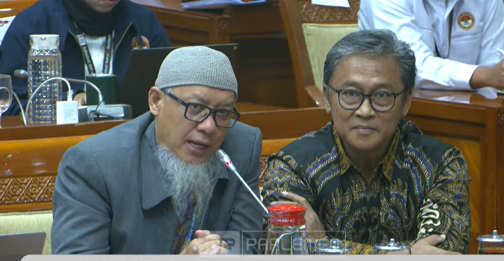 Ketua Paguyuban Lender DSI Ahmad Tirtoyo (kiri) dan Ketua Pengawas Paguyuban Lender DSI Muhamamd Munir (kanan). (BeritaNasional/YouTube DPR)