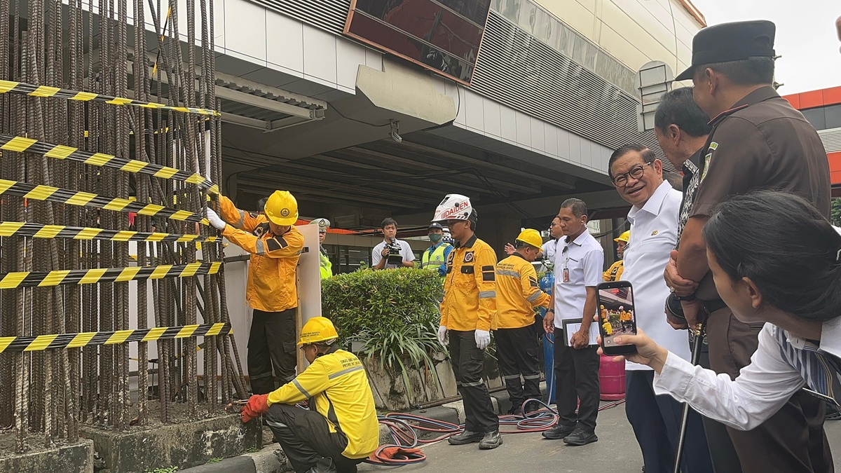 Pemprov DKI Bongkar Tiang Monorel Rasuna Said. (BeritaNasional/Lydia)