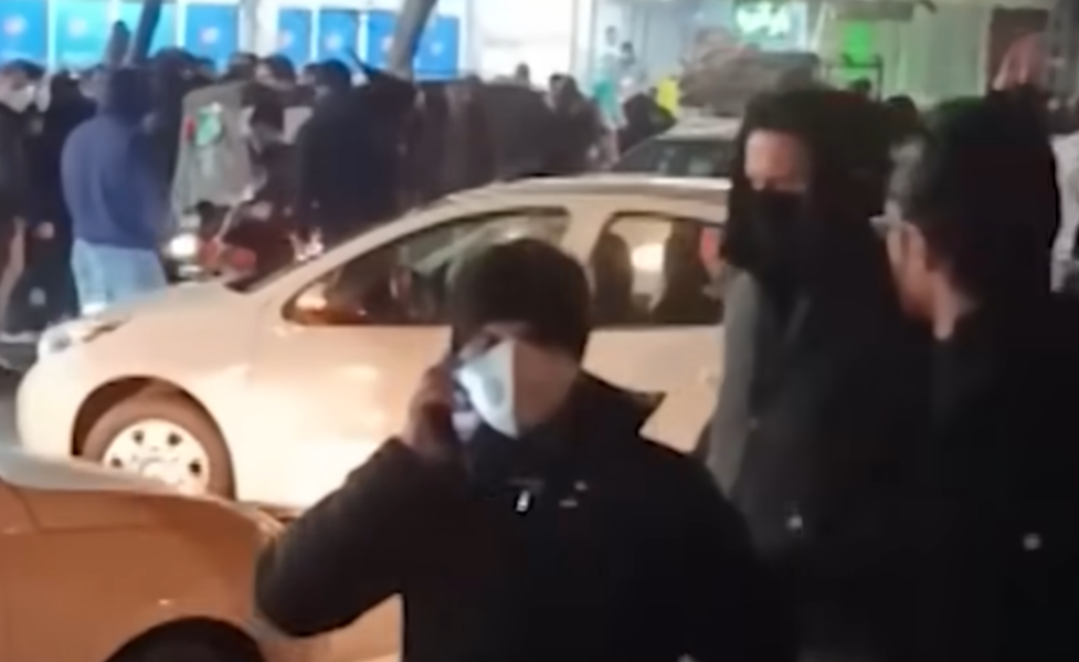 Salah satu cuplikan aksi unjuk rasa di Iran. Masyarakat Iran turun ke jalan. (BeritaNasional/tangkapan layar)