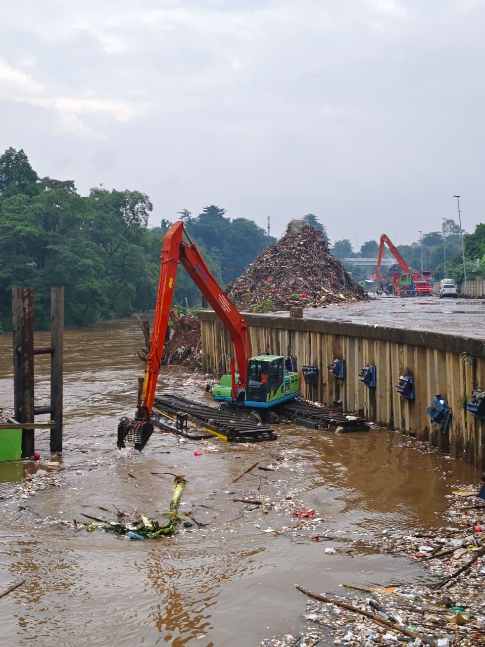 Saringan Sampah TB Simatupang. (Foto/doc. DLH DKI)