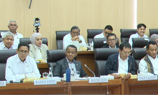 Menteri ESDM (tengah) Bahlil Lahadalia, Wamen ESDM Yuliot Tanjung (kiri), Sekjen ESDM Ahmad Erani Yustika (kanan). (BeritaNasional/YouTube TVR Parlemen)