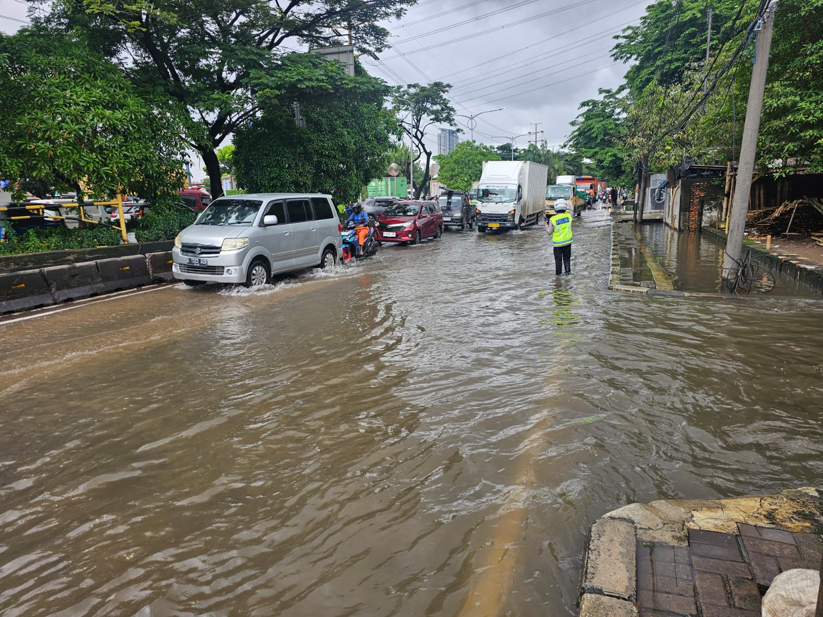 Genangan Air Sebabkan Kemacetan Lalu Lintas di Jalan Daan Mogot. (Foto/X TMC Polda Metro Jaya)