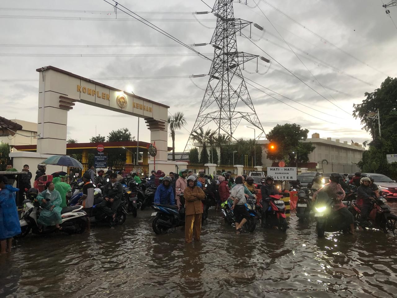 Akses Masuk Kereta Cepat di Jalan DI Panjaitan Terendam Banjir. (Foto/Dok KCIC)